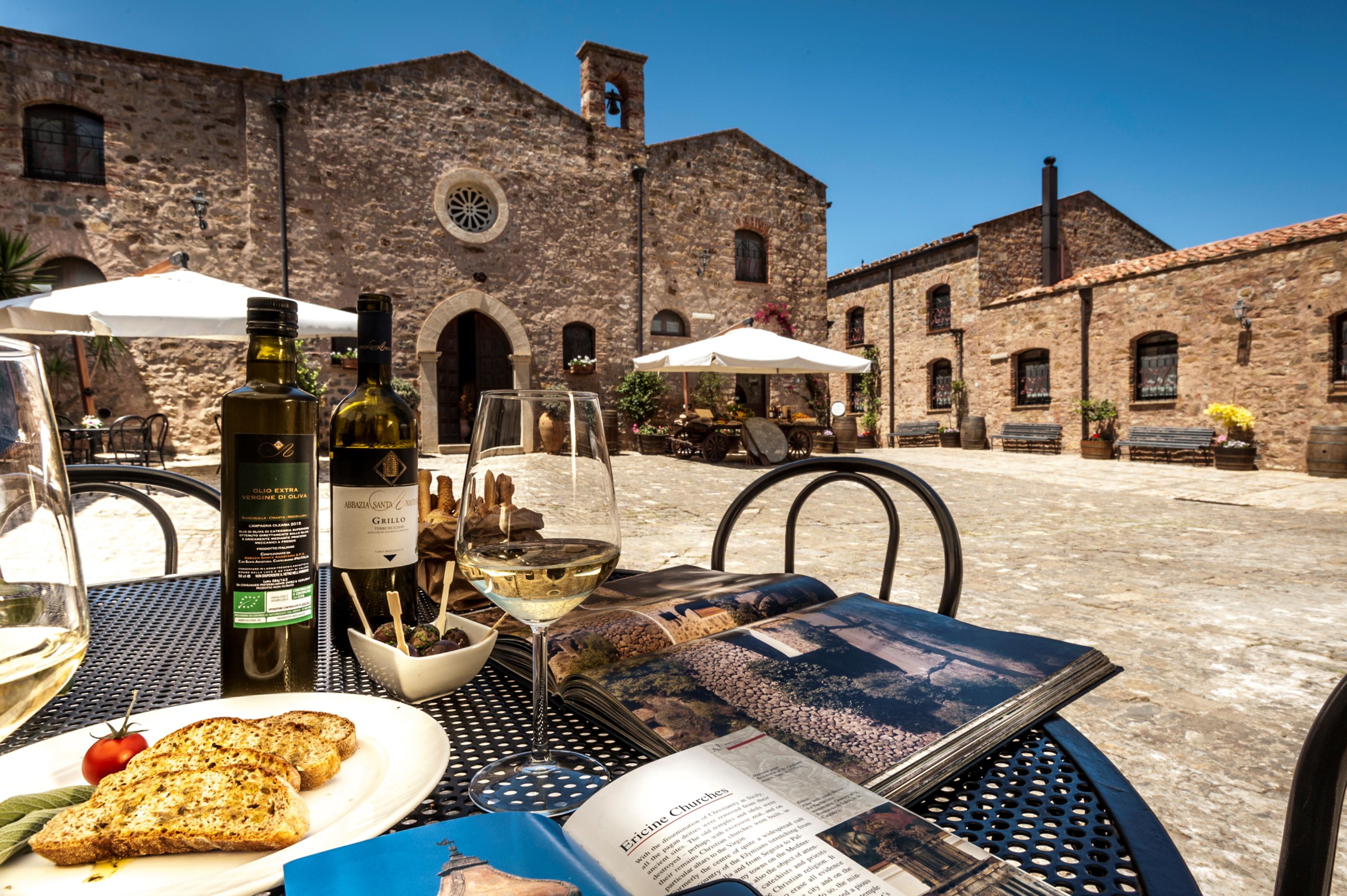 Relais Abbazia Santa Anastasia Resort & Winery Кастелбуоно Екстериор снимка